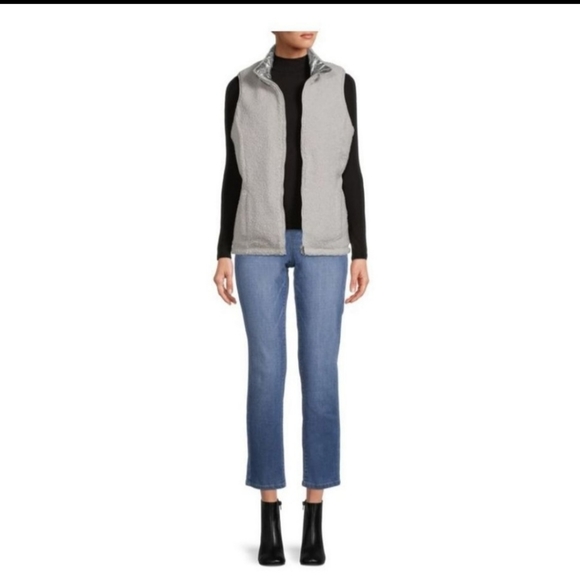 Time and Tru Reversible puffer Vest - Picture 15 of 16